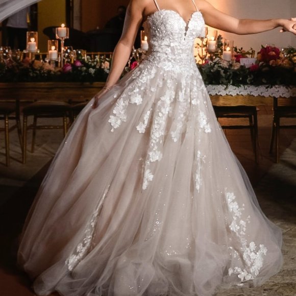 Wedding gown-Essence of Australia D2848 - Picture 7 of 10